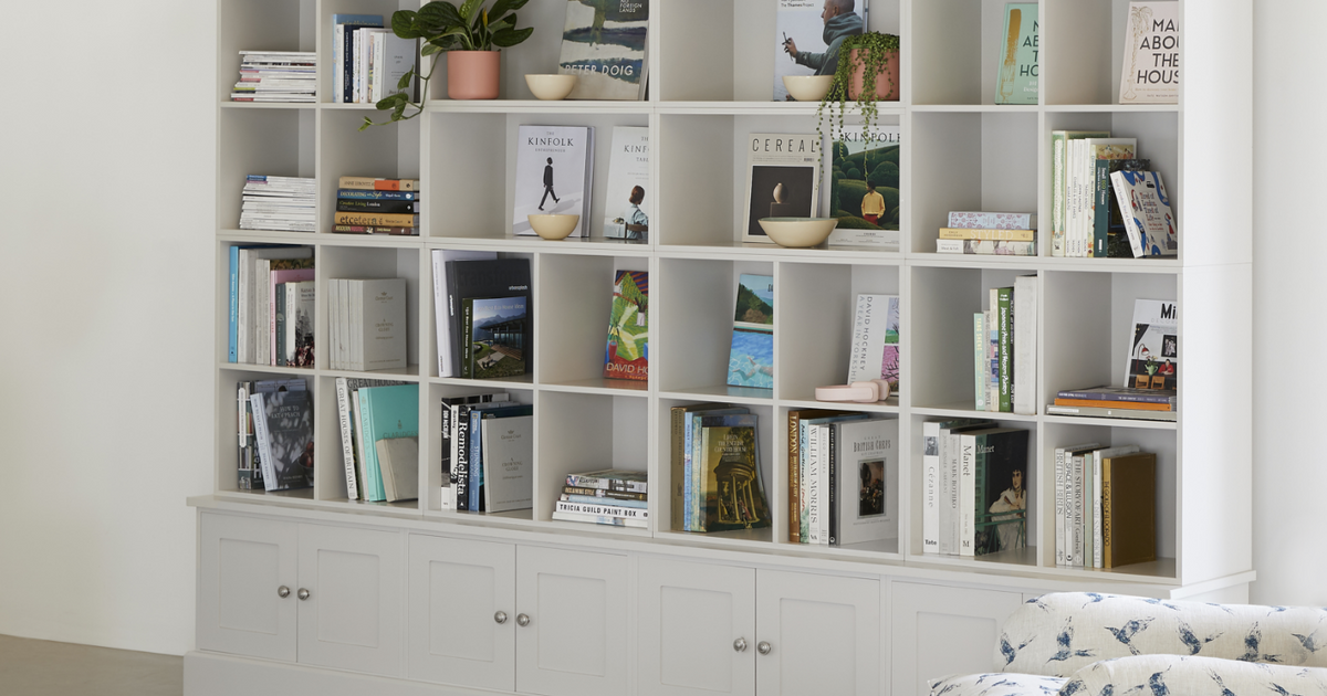 Wall shelf unit with outlet doors